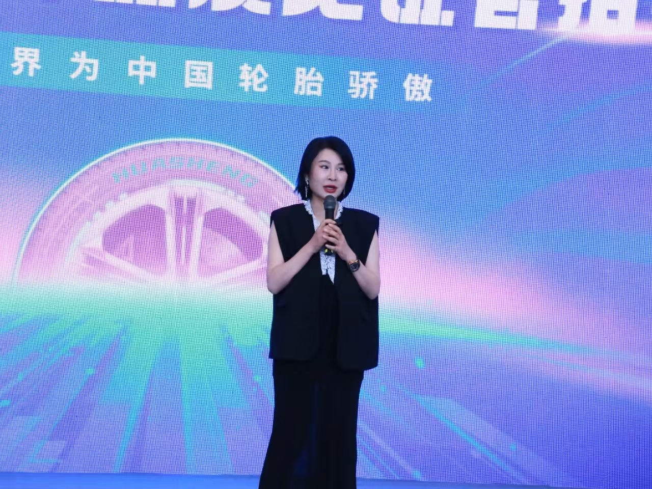 华盛橡胶为十名见证官授予终身体验卡